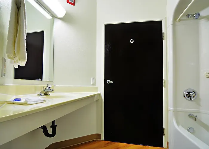 6-benson, Az Hotel 4*